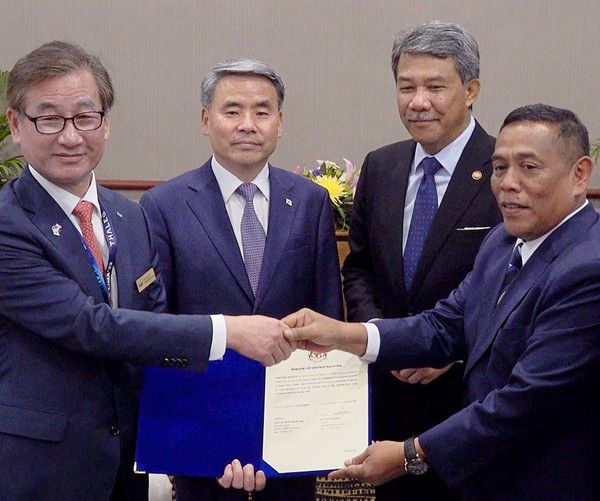 강구영 사장이 말레이시아 랑카위 LIMA 2023에서 열린 현지 51개 주요 국방사업 계약을 체결하고 있다. [사진=KAI]