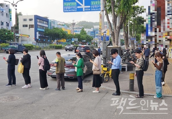 (위부터)연세로 일부 구간은 문학의 거리다. 대학생으로 보이는 20대 남성이 책 대신 스마트폰을 들여다 보고 있다.  지난 주중 서울지하철 8호선 남한산성입구역 1번 출구 마을버스 정류소 앞. 9명의 승객이 스마트폰 삼매경에 빠졌다. [사진=정수남 기자]