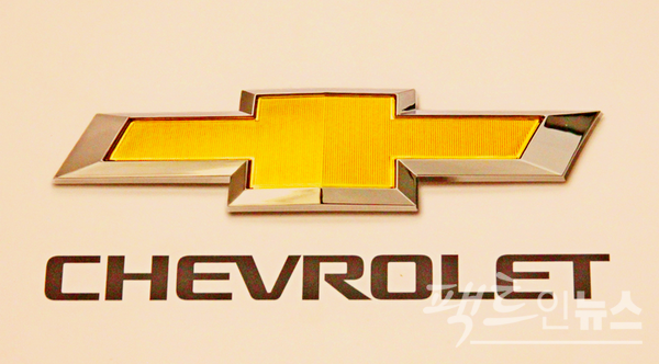 나비넥타이를 형상화한 쉐보레 엠블럼. [사진=정수남 기자]