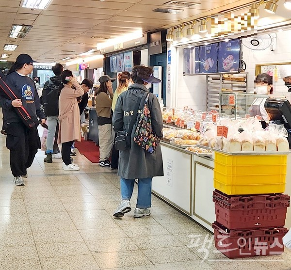 동네 빵집도 개점 휴업 상태다. 대기업이 운영하는 가맹 빵집이 업계를 장악해서다. 서울지하철 2호선 역사에 있는 한 빵집이다. 바로 옆 분식집에는 손님이 많지만, 30대가 주인인 빵집에는 60대 여성 한 명 뿐이다. 이 여성은 바라만 보고 빈손으로 갔다. 2003년 국내 1만8000곳이던 동네 빵집은 2011년 4000곳으로 줄었다. 정부는 지난해 7월 현재 전국 동네 빵집이 1263곳이라고 밝혔다. [사진=정수남 기자]
