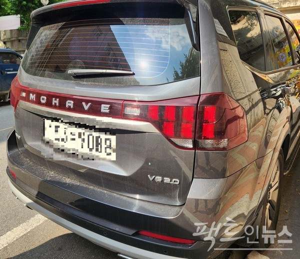 석도와 민재 형사는 극 중반까지 모하비를 타면서 기아차를 알린다. [사진=정수남 기자]