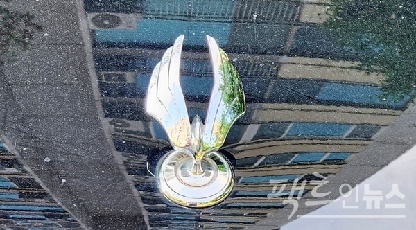 석도와 민재는 아우디와 충돌로 모하비가 고장나자, KG 모빌리티의 렉스턴을 애마로 이용한다. 날개를 형상화한 렉스턴 엠블럼. [사진=정수남 기자]