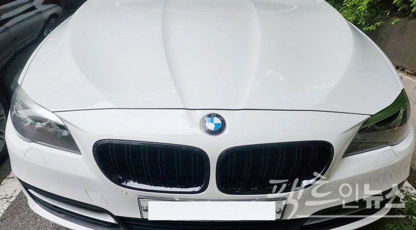 극중 석도를 돕는 조폭 초롱이는 BMW 세단을 이용한다. [사진=정수남 기자]