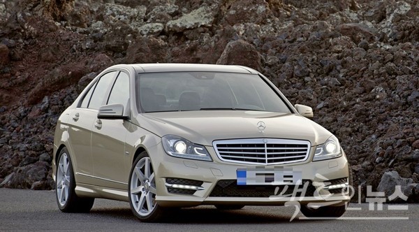 극 도입부에서 벤츠 차량이 나오면서 벤츠의 삼각별 엠블럼을 볼 수 있다. [사진=정수남 기자]