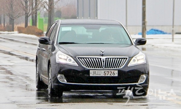 우리나라 대통령은 종전 현대차 (위부터)다이너스티 방탄차를 탔으며, 현재는 에쿠스 방탄차를 이용하고 있다. [사진=정수남 기자]