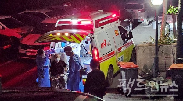 새벽 시간, 신고를 받고 출동한 119 구급대원이 한 아파트단지에서 고령의 노인을 구급차에 싣고 있다. [사진=정수남 기자]