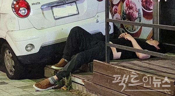 다만, 위 가게 인근 한 고깃집 앞에는 취객으로 보이는 40대 남성이 잠들어 있다. [사진=정수남 기자]