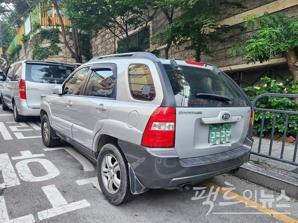 2004년 나온 2세대(~2010년) 스포티지다. 출시 당시 새롭게 선보인 하와이안 블루 색상을 비롯해 계약한 차를 받기까지 6개월 이상 걸렸다. [사진=정수남 기자]