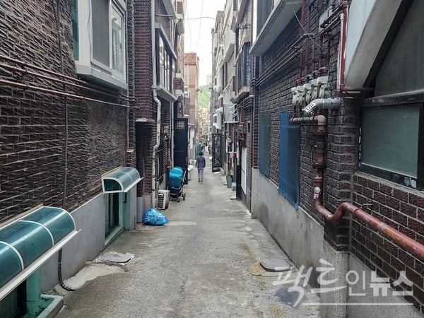 경기 성남시 중원구 단대동 주택가 골목. 이곳을 통하면 산성대로로 나갈 수도, 남한산성에 오를 수도 있다. [사진=정수남 기자]