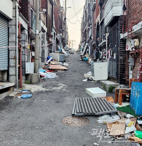 재개발을 추진하고 있는 상대원동 골목은 막혔다. 이곳 주민 90%가 이주했지만, 재개발추진 조합이 손을 놓으면서 막힌 골목도 언제 뚫릴지 기약이 없다. [사진=정수남 기자]