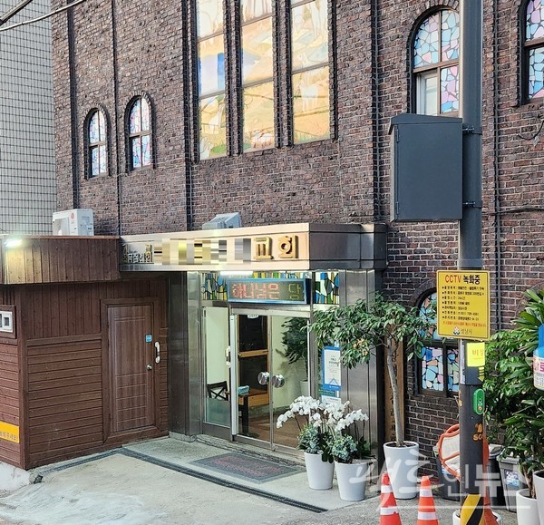 이곳에 아직 남아 있는 한 교회 관계자는 “이주를 위해 대체 공간을 마련해야 하지만, 조합 관계자를 만날 수 없다. 이주비 등에 대한 어떠한 협상도 진행하지 못하고 있다”고 말했다. [사진=정수남 기자]