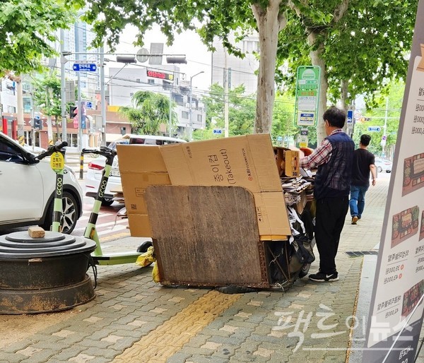 (위부터)8일 새벽 경기성남 중원구 광명로에서 70대 노인이 폐지를 수거해 귀가하고 있다.  같은 날 정오께 서울 마포구 월드컵로에서도 70대 노인이 폐지를 수레에 싣고 있다. [영상/사진=정수남 기자]