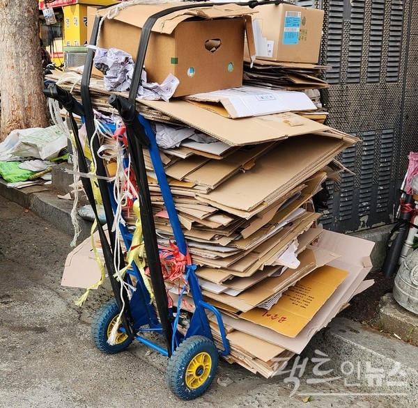 한 80대 노인이 폐지 손수레를 중원구 산성대로 변에 놓고 사라졌다. [사진=정수남 기자]