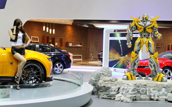 트랜스포머 7탄에도 쉐보레 카마로인 범블비가 등장한다. 2014년 부산모터소에 등장한 카마로와 범블비. [사진=정수남 기자]