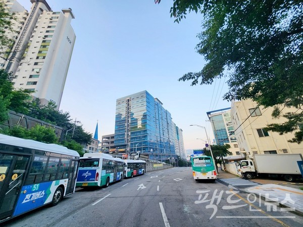 ​차고지에 경유 버스보다 전기 버스가 더 많다. [사진=정수남 기자]