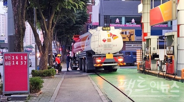 경기도 성남에 있는 한 주유소. 이 주유소는 매주 토요일 기름을 구입한다. 지난 주말 유가 현황. [사진=정수남 기자]