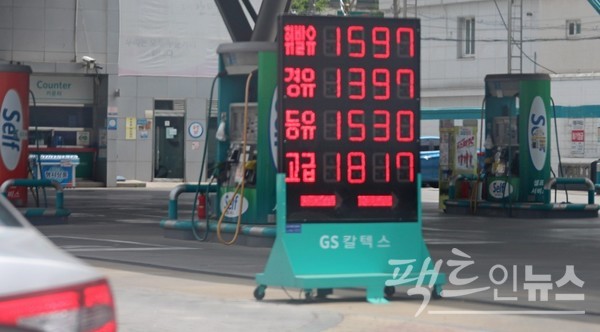 경유 가격은 지난주 1300원대로 떨어졌다. 인천 부평구에 있는 셀프 주유소의 지난주 판매 가격. [사진=정수남 기자]