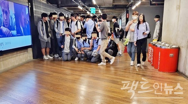 서울 강남의 한 복합상영관이다. 단체 관람을 온 듯한 고교생과 인솔 교사가 영화 관람 후 통로를 막고 기념사진을 찍고 있다. 지도 교사나 학생이나 도긴개긴이다. [사진=정수남 기자]