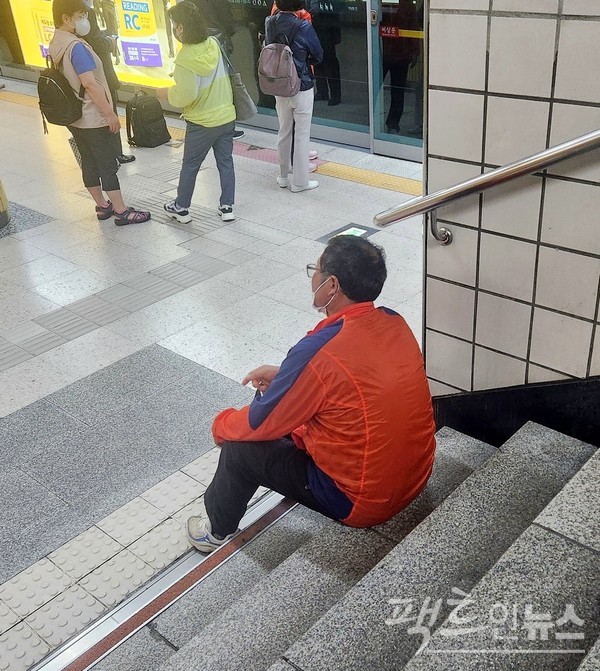 위부터)10대로 보이는 남자 세명이 지하철 계단을 차지했다. 70대인 남성도 지하철 계단에 앉아 통행을 어렵게 하고 있다. 10 세대나 70세대나 도긴개긴이다. [사진=정수남 기자]