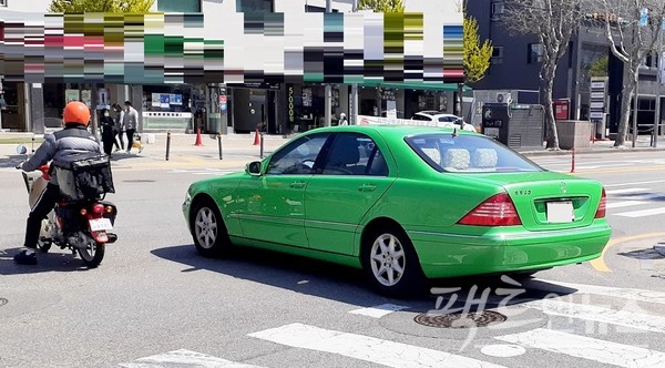 중고차 가격은 포기, 내가 좋아하는 색상으로. 기아차와 벤츠의 대형 세단 K7과 S 320이다. 통상 대형 세단은 검정과 하양, 은색 등이 주를 이룬다. 많은 운전자가 선호하기 때문이며, 이에 따른 향후 중고차 가격을 고려해서다. [사진=정수남 기자]