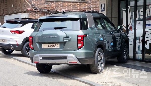 요즘 차를 구매하면 판매자가 차량 등록을 비롯해 차량의 틴팅까지 일괄적으로 해준다. 임시번호판을 단 KG 모빌리티의 토레스와 쉐보레 신형 트랙스가 틴팅 매장 앞에 있다. [사진=정수남 기자]