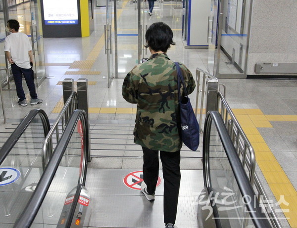 야상(야전상의)는 1970년대와 1980년대 군을 제대한 대학교 복학생의 전유물이었다. 당시 예비역은 야상이나 군복 바지 등을 즐겨 입었다. 가난하기도 했지만, 청바지처럼 편해서다. 최근 들어 2030 세대가 군복 패션을 즐겨 입고 있다. 야상을 입은 20대 여성이 스마트전화기를 들여다보고 있다. [사진=정수남 기자]