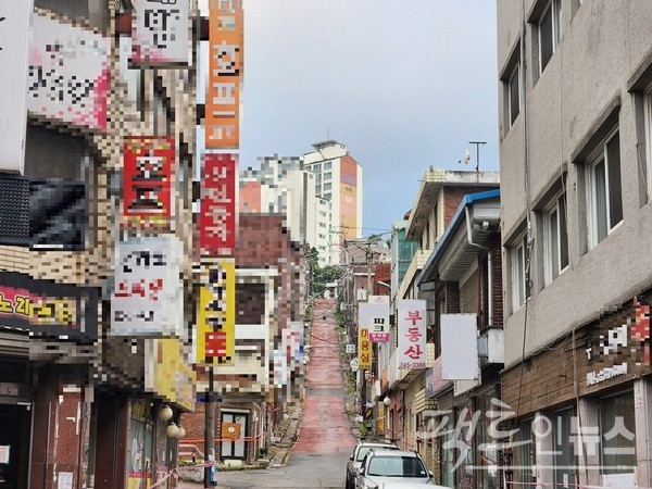 이 곳에는 현재 거의 사라진 책과 비디오 대여점도 있으며, 1980년대 등장한 컴퓨터 세탁과 미용실 대신 최근 사용하는 헤어삽도 있다.  위 사진 수퍼 전화번호 국이 48 두 자리다. [사진=정수남 기자]