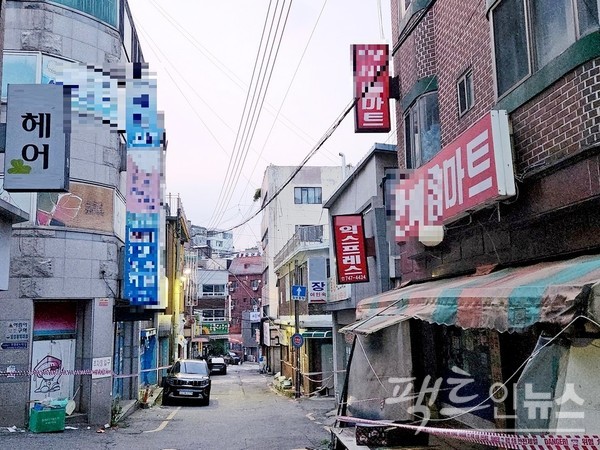 산동네 7부～4부 능선에 지리한 이삿짐, 파크, 수퍼, 미용실 등은 평지로 내려오면 익스프레스, OO장, 마트, 헤어 등 요즘 주로 사용하는 상호를 쓴다. [사진=정수남 기자]