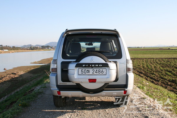 파제로는 템퍼러리가 아닌 장착용 타이어를 스페어타이어로 가졌다. [사진=정수남 기자]