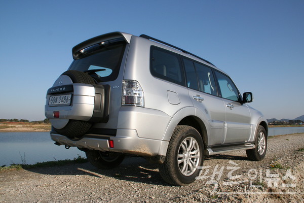 후미등과 측면 디자인은 차체에 강인함을 부여한다. [사진=정수남 기자]