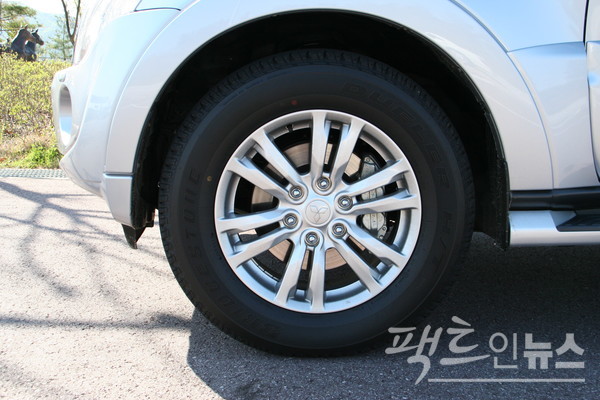 파제로의 오프로드 전용 타이어는 안정적인 주행성능과 승차감을 구현했다. [사진=정수남 기자]