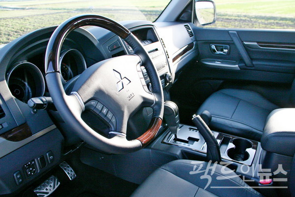 파제로 1열. 차체와 동일하게 강인한 분위기다. [사진=정수남 기자]