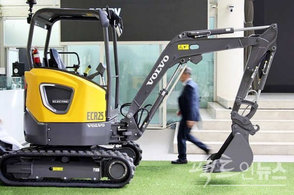 전기 굴삭기 볼보 ECR25. [사진=정수나 기자]