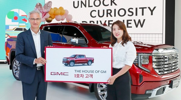(왼쪽부터)로베르토 렘펠 GM 한국사업장 사장이 시에라 1호차 고객인 변상은 씨와 기념사진을 찍고 있다. [사진=GM]