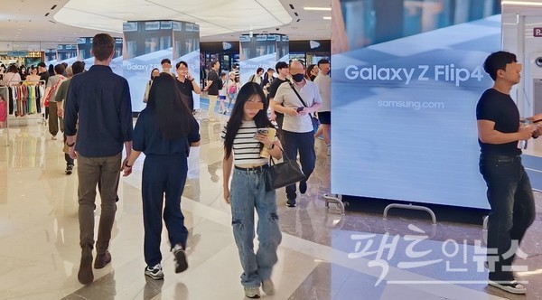 삼성전자는 세계 주요 장소에서 갤럭시 Z폴드와 Z플립 등을 알리고 있다. 서을 삼성동 코엑스몰 전경. [사진=정수남 기자]