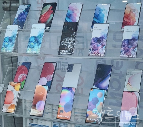 삼성전자는 올초 갤럭시23을 선보이면서, 세계 고급 스마트 전화기 시장 점유율 1위를 기록했다. 갤럭시S 전화기 모음. [사진=정수남 기자]