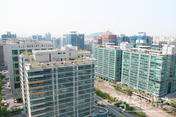 종전 굴뚝형 산업단지이던 공단이 2000년대 들어 디지털 단지로 변했다. (위부터)구로디지털단지와 가산디지털단지. [사진=정수남 기자]