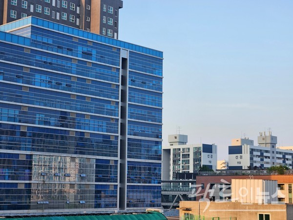 경기 성남시도 중권구 상대원 공단이 굴뚝형 단지에서 미국 실리콘밸리처럼 변하고 있다. 이로 인해 단지 안에는 주거지와 관련 업체가 공존한다. [사진=정수남 기자]