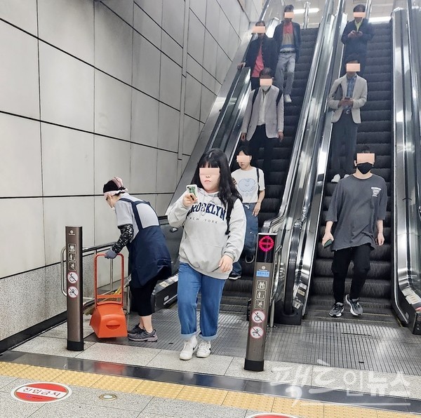 서울교통공사가 지하철 역사 내 공기질 개선을 위해 공기 청정기를 가동하고, 비산 먼지를 줄이기 위해 스크린도어 등을 설치했다. 다만, 대낮 청소로 승객이 먼지를 고스란히 마시고 있다. [사진=정수남 기자]