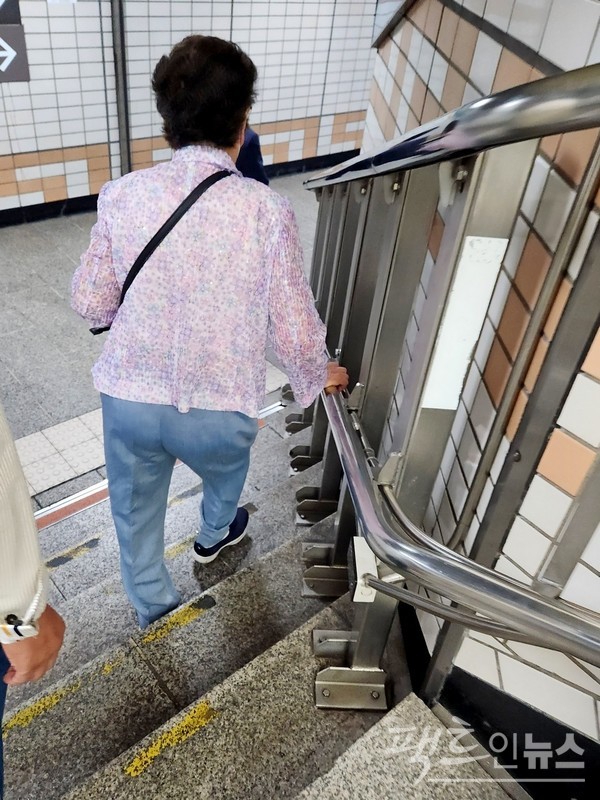 경의중앙선 이수역 승강장에서 4호선 이수역으로 갈아타는 환승구 승객이 몰렸다. 병목현상 때문이다. 이쪽 계단은 내려가는 통로로 반대쪽 계단은 올라가는 통로로 활용하면 이 같은 정체가 없다. 이곳을 지나 있어야 할 곳에 에스컬레이터와 승강기 등이 없어, 70대 노인이 힘겹게 계단을 내려가고 있다. [사진=정수남 기자]