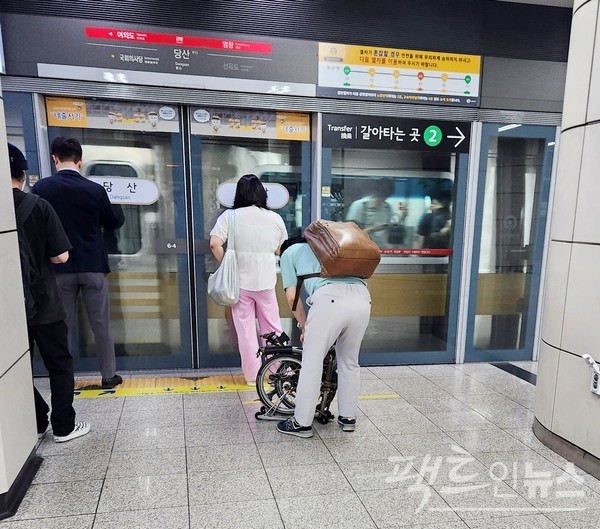 서울지하철의 경우 각 호선마다 자전거 휴대 규정도 중구 난방이다. 9호선 당산역이다. 9호선은 주말 외에 자전거 휴대 탑승이 안된다. 반면, 7호선의 경우 주말을 비롯해 평일 낮에도 자전거 휴대가 가능하다. 이외 노선의 경우 자전거 휴대 탑승은 주말에만 가능하고, 평일에는 접이식 자전거를 휴대할 수 있다. [사진=정수남 기자]