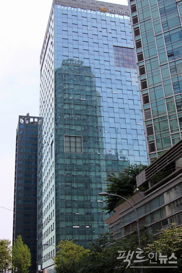 KB그융그룹(회장 윤종규)의 신사옥이 서울지하철 5, 9호선 환승역인 여의도역에서 300미터, 9호선과 신림선 환승역인 샛강역에서 200미터 각각 떨어진 곳에 자리했다. [사진=정수남 기자]