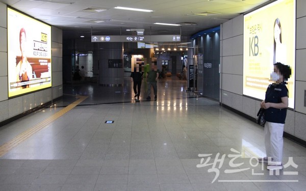 KB금융은 샛강역에 자사명을 공동표기하고, 역사와 승강장 등에서 그룹의 (위부터)사회공헌 활동 등과, 각 계열사를 알리고 있다. [사진=정수남 기자]
