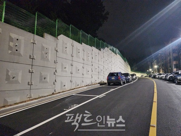 복구한 옹벽이 수직이다. 통상 옹벽은 토사 등의 압력을 고려해 비스듬히 설치한다. 기상청이 올해 여름 비가 많다고 예보했는데, 버틸 수 있을지? 주민들의 우려다. [사진=정수남 기자]