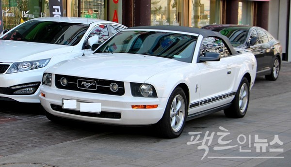 극 초반 해결사 윤주는 필리핀에서 포드 머스탱을 탄다. [사진=정수남 기자]