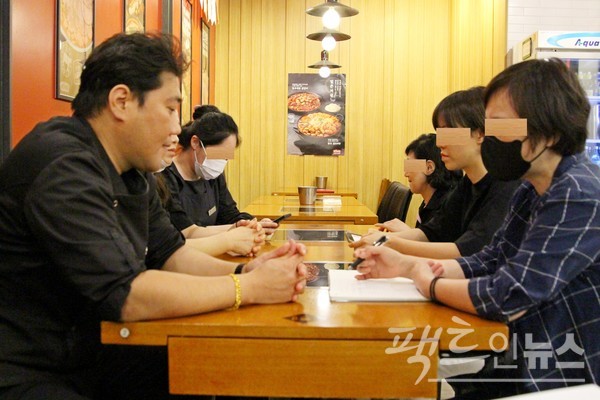 비대위 소속 점주들이 향후 대책 등을 논의하고 있다. [사진=정수남 기자]