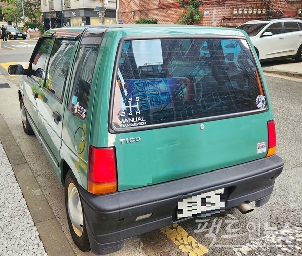 서울 마포구 주택가에서 잡은 티코. 수동 기어와 디시(일명 떡판) 타입 휠을 탑재했다. 통상 떡판 휠은 스포츠카 등에 주로 쓰인다. [사진=정수남 기자]