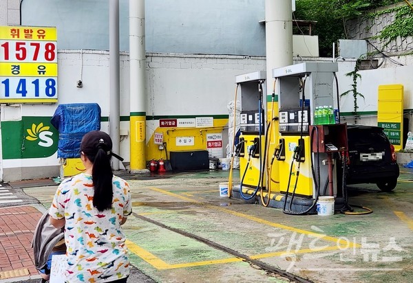지난해 정유사의 주유소 연평균 공급 가격은 ℓ당 휘발유가 1650원, 경유가 1712원이었지만, 올해 1분기 공급 가격은 각각 1507원, 1428원으로 떨어졌다. 성남시 산성대로에 있는 에스오일 주유소의 26일 유가 현황. [사진=정수남 기자]