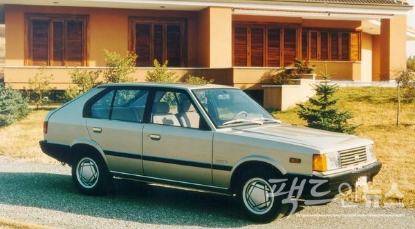 현대자동차의 포니2다. 포니2는 1982년 나와, 1990년에 단종됐다. 앞서 고(故) 정주영 현대그룹 회장은 1974년 포니를 개발하면서 국산 자동차 시장을 열었다. 그는 1976년 에콰도르에 6대의 포니를 수출하면서 자동차 산업을 수출산업으로도 일궜다. 사진 속 포니2는 차령이 최소 33세다. 여전히 잘 달린다. [사진=정수남 기자]