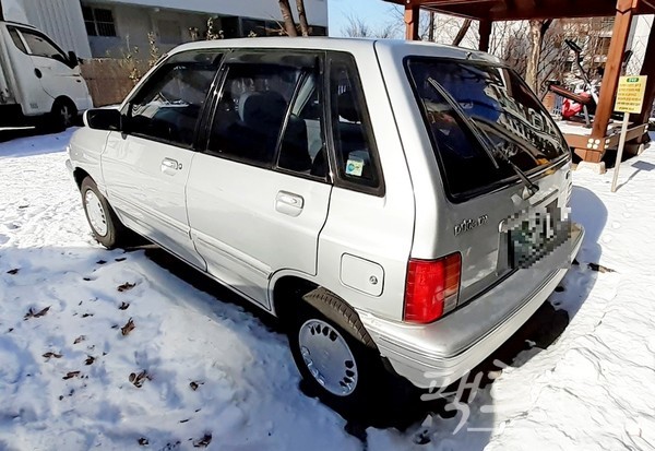 기아차 프라이드는 1987년 출시 이후 2000년 2월까지 기아차를 대표하는 차량으로 자리했다. 프라이드는 4도어 세단(위에서 네 번째), 스테이션 왜건(위 3장) 등 다양한 형태로 나왔지만, 현대차 엑센트가 나오면서 2000년 단종됐다. 1981년부터 1987년까지 정부의 자동차산업 합리화 정책으로 승용차 생산을 하지 못한 기아산업이 해당 정책 일몰과 함께 선보인 3도어 해치백(아래 2장) 프라이드의 인기는 당시 하늘을 찔렀다. 이후 프라이드는 2005년 리오의 후속으로 부활했으나 2017년 또 단종됐다. 프라이드는 외국에서 큰 인기를 끌면서 생산 기간 누적 600만대 판매고를 달성했다. 프라이드 왜건 주유에 옆소 구멍이 있다. 1979년 발생한 2차 석유파동으로 자동차에서 기름을 훔치는 일이 빈번했기 때문이다. 현재 대부분 주유구 개폐 단추는 차량 내부에 있다. [사진=정수남 기자]